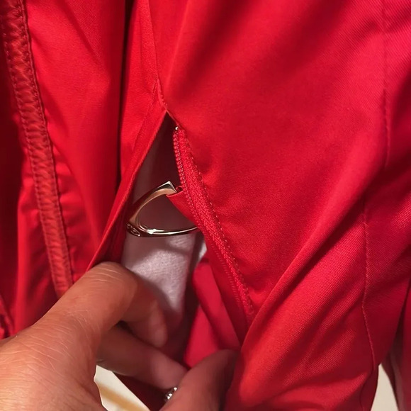 Marker woman’s red ski jacket. The zipper doesn’t work but the snap buttons work - Picture 7 of 12